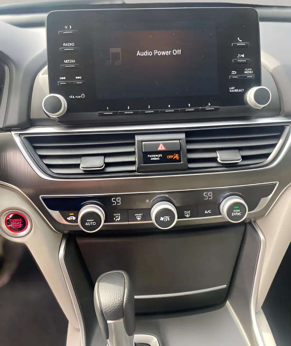 2019 Honda ACCORD LX Sedan — photo 11