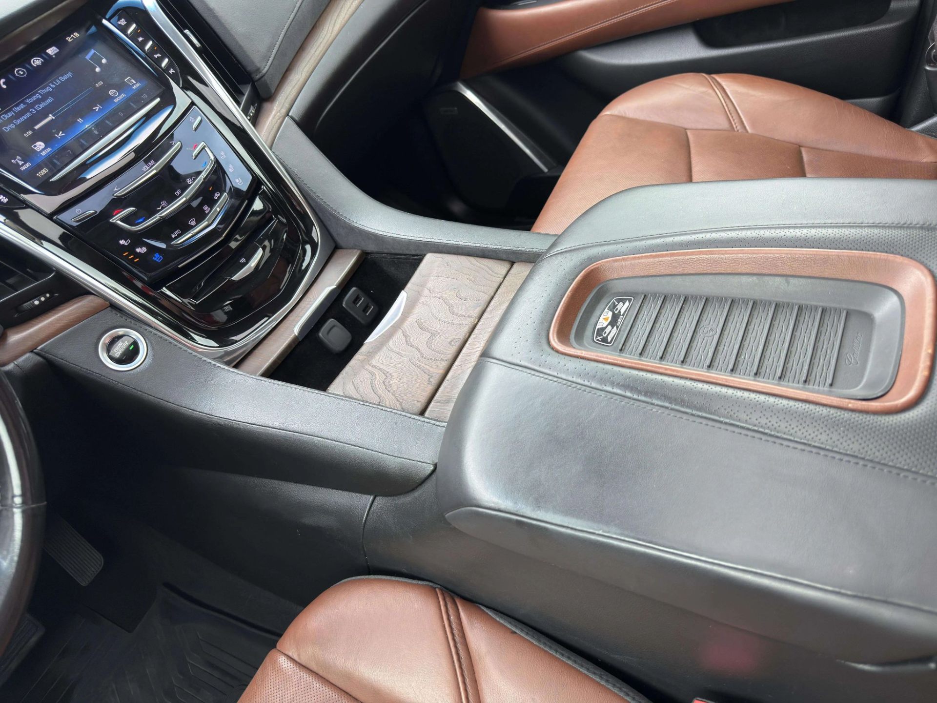 2018 Cadillac Escalade Premium Luxury — photo 18