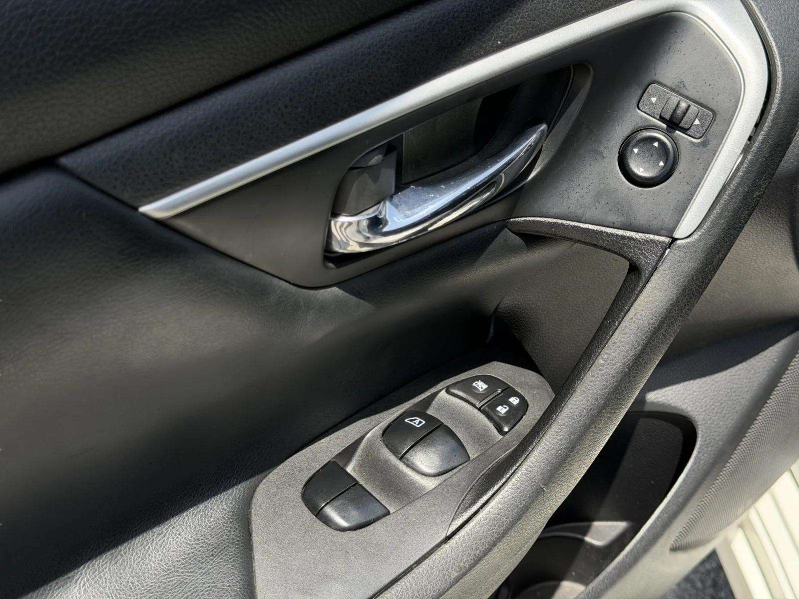 2018 Nissan Altima 2.5 SV Sedan 4D — photo 16