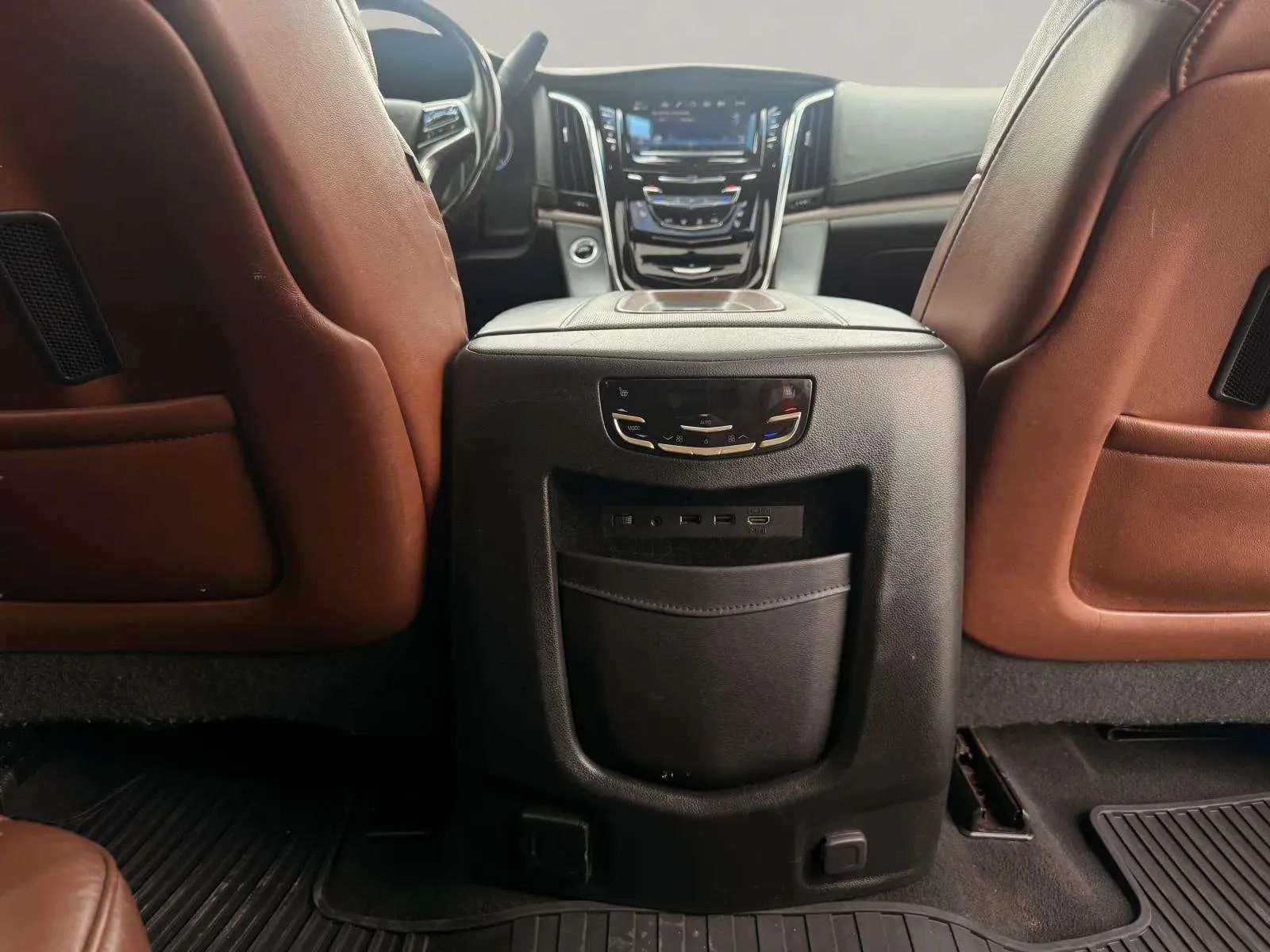 2018 Cadillac Escalade Premium Luxury — photo 21